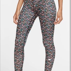 NIKE women’s athletic legging and sports bra!